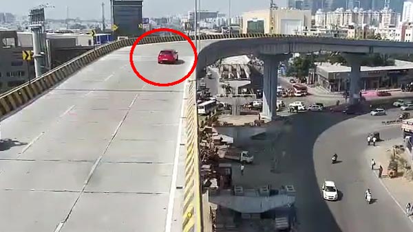 हैदराबाद में फ्लाईओवर से नीचे गिरी तेज रफ्तार कार, महिला की हुई दर्दनाक मौत हैदराबाद में फ्लाईओवर से नीचे गिरी तेज रफ्तार कार, महिला की हुई दर्दनाक मौत