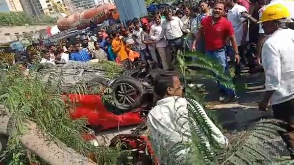 हैदराबाद में फ्लाईओवर से नीचे गिरी तेज रफ्तार कार, महिला की हुई दर्दनाक मौत हैदराबाद में फ्लाईओवर से नीचे गिरी तेज रफ्तार कार, महिला की हुई दर्दनाक मौत