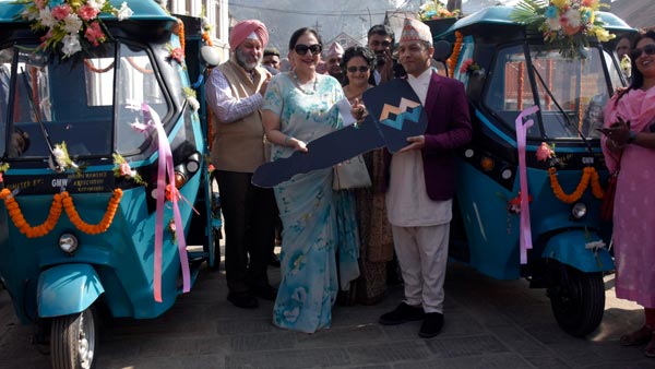 भारत ने नेपाल को दो इलेक्ट्रिक वाहन किया भेंट, बुजुर्गो तीर्थयात्रियों की करेंगे मदद
