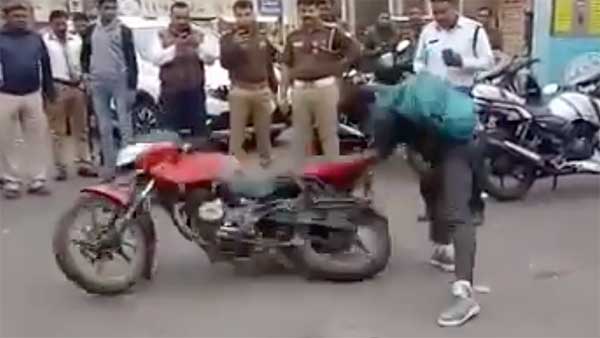 जुर्माना लगाने पर इस व्यक्ति ने बाइक को रोड पर पटका देखें यह वायरल वीडियो