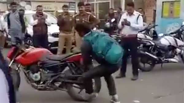 जुर्माना लगाने पर इस व्यक्ति ने बाइक को रोड पर पटका देखें यह वायरल वीडियो