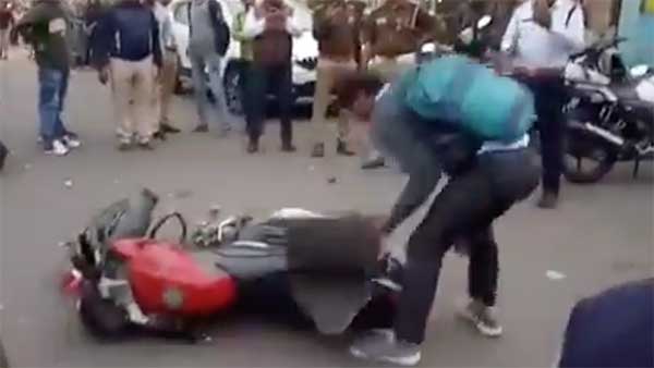 जुर्माना लगाने पर इस व्यक्ति ने बाइक को रोड पर पटका देखें यह वायरल वीडियो