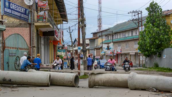 इन दस खतरों से जा सकती है सड़क पर आपकी जान, जानिए कैसे करें सेफ ड्राइविंग