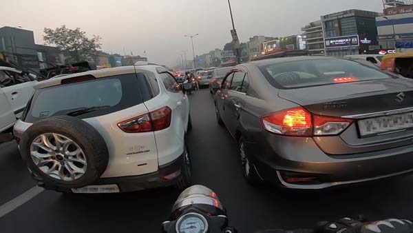 एम्बुलेंस को ट्रैफिक से निकालने में बाइकर ने की मदद, देखें वायरल हो रहा वीडियो