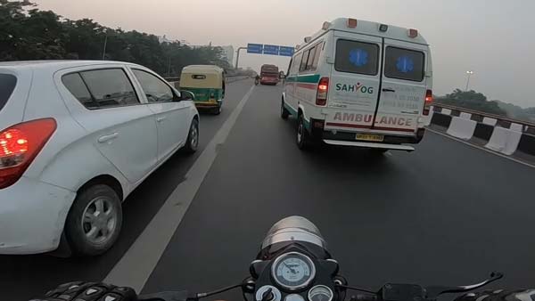 एम्बुलेंस को ट्रैफिक से निकालने में बाइकर ने की मदद, देखें वायरल हो रहा वीडियो