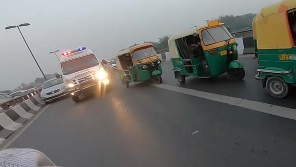 एम्बुलेंस को ट्रैफिक से निकालने में बाइकर ने की मदद, देखें वायरल हो रहा वीडियो