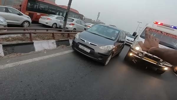 एम्बुलेंस को ट्रैफिक से निकालने में बाइकर ने की मदद, देखें वायरल हो रहा वीडियो