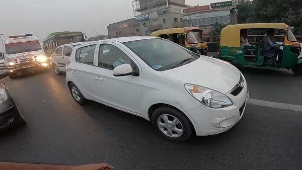 एम्बुलेंस को ट्रैफिक से निकालने में बाइकर ने की मदद, देखें वायरल हो रहा वीडियो