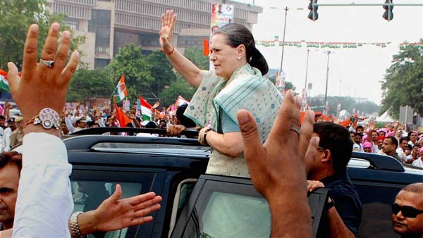 केंद्र सरकार ने घटाई गांधी परिवार की सुरक्षा, अब नहीं मिलेगी जेड प्लस सिक्योरिटी केंद्र सरकार ने घटाई गांधी परिवार की सुरक्षा, अब नहीं मिलेगी जेड प्लस सिक्योरिटी