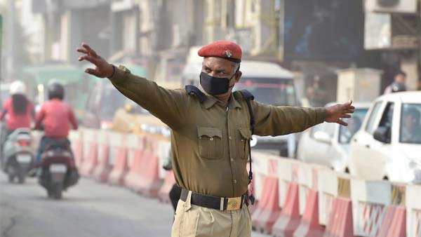 ट्रैफिक पुलिस का मजाक बनाकर भाग रहे युवकों पर हुई कार्रवाई, भरना पड़ा 14,500 रुपये का चालान