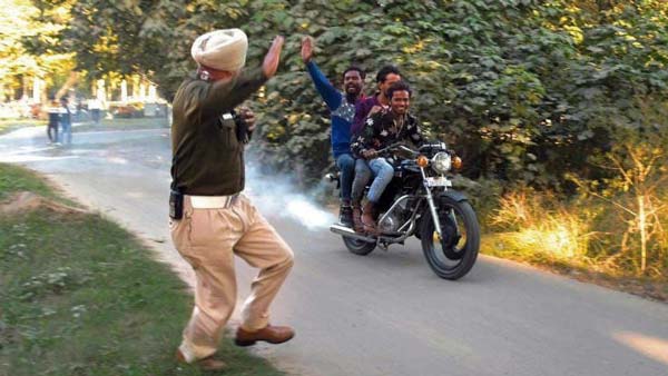 ट्रैफिक पुलिस का मजाक बनाकर भाग रहे युवकों पर हुई कार्रवाई, भरना पड़ा 14,500 रुपये का चालान
