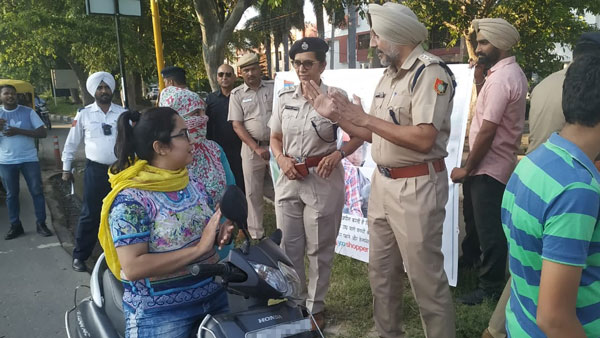 गुजरात सरकार ने दी दोपहिया चालकों को छूट, अब शहरी इलाकों में हेलमेट लगाना नहीं होगा अनिवार्य