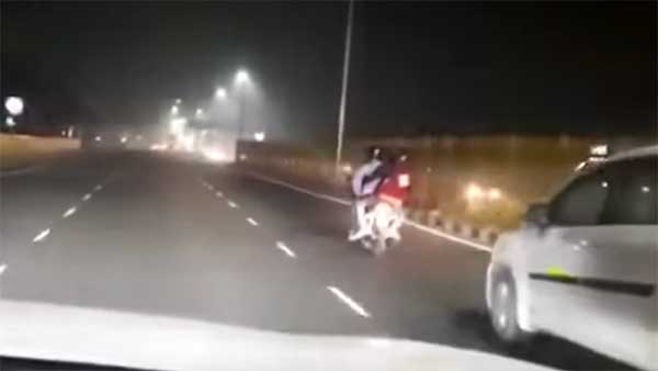 नशे में धुत बाइक सवार हुए हादसे का शिकार, देखें वाइरल वीडियो नशे में धुत बाइक सवार हुए हादसे का शिकार, देखें वाइरल वीडियो