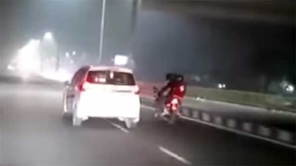 नशे में धुत बाइक सवार हुए हादसे का शिकार, देखें वाइरल वीडियो नशे में धुत बाइक सवार हुए हादसे का शिकार, देखें वाइरल वीडियो