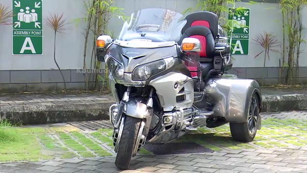 इस एनआरआई ने दुबई से इम्पोर्ट किया होंडा गोल्ड विंग क्रूजर, कीमत जानकर हो जाएंगे हैरान इस एनआरआई ने दुबई से इम्पोर्ट किया होंडा गोल्ड विंग क्रूजर, कीमत जानकर हो जाएंगे हैरान