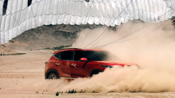 मुंबई में शोरूम से बहार आ गिरी किया सेल्टोस एसयूवी, एयरबैग ने बचाई ड्राइवर की जान