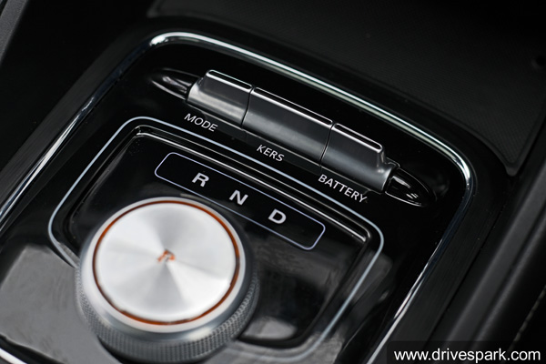 एमजी जेडएस ईवी रिव्यू: ड्राइविंग अनुभव, चार्जिंग, रेंज, फीचर्स, बैटरी जानकारी