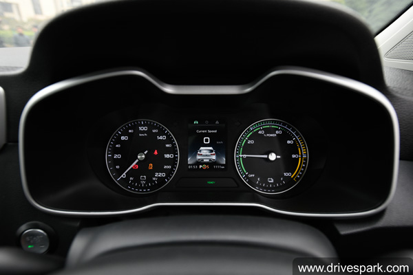 एमजी जेडएस ईवी रिव्यू: ड्राइविंग अनुभव, चार्जिंग, रेंज, फीचर्स, बैटरी जानकारी