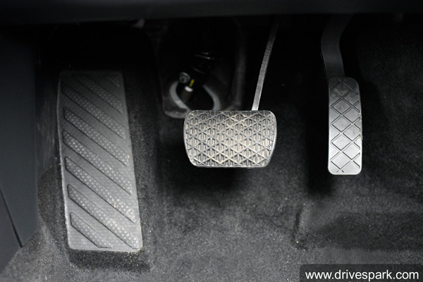 एमजी जेडएस ईवी रिव्यू: ड्राइविंग अनुभव, चार्जिंग, रेंज, फीचर्स, बैटरी जानकारी