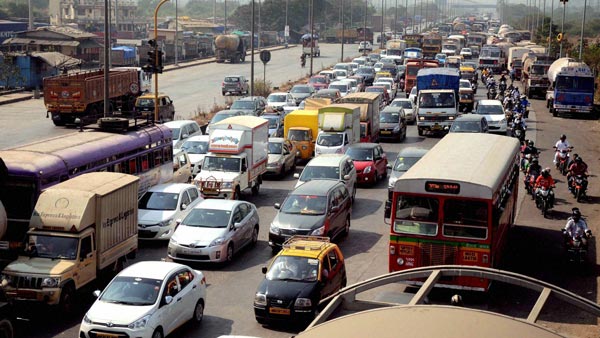 मुंबई में 293 पुराने वाहनों को सड़क से हटाया गया, जाने क्या है वजह मुंबई में 293 पुराने वाहनों को सड़क से हटाया गया, जाने क्या है वजह