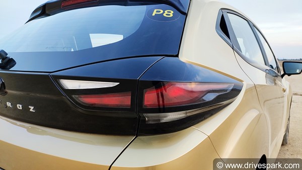 टाटा अल्ट्रोज रिव्यू: ड्राइविंग अनुभव, परफॉर्मेंस, माइलेज, हैंडलिंग, फीचर्स व अन्य जानकारी