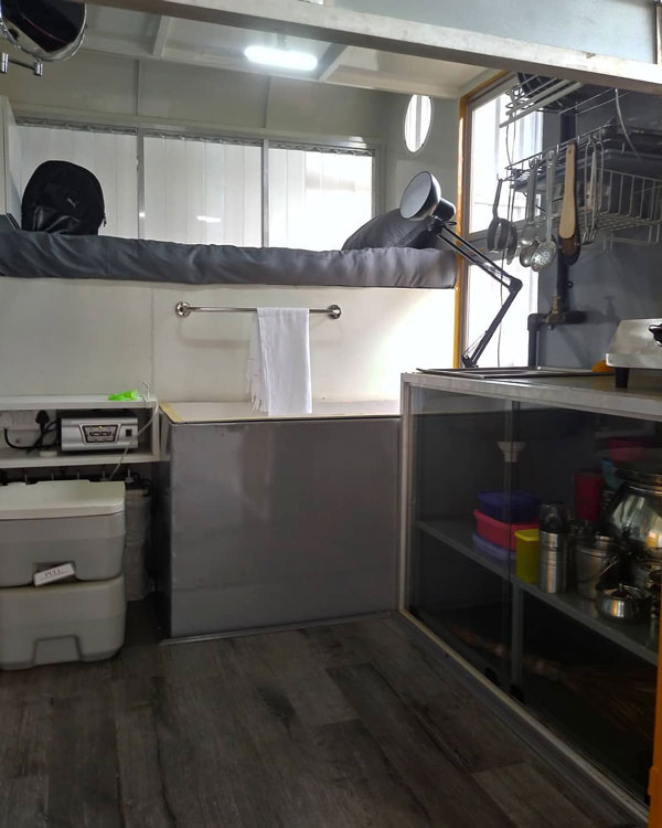 तमिलनाडु के इस युवा ने ऑटोरिक्शा को बना दिया चलता फिरता घर