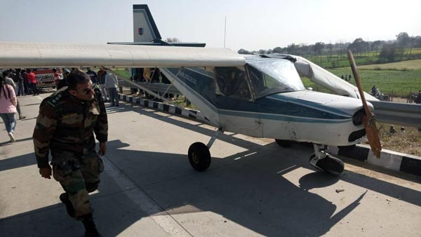 एनसीसी ट्रेनिंग एयरक्राफ्ट ने की एक्सप्रेसवे पर एमरजेंसी लैंडिंग देखें तस्वीरें