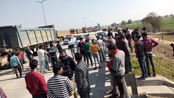 एनसीसी ट्रेनिंग एयरक्राफ्ट ने की एक्सप्रेसवे पर एमरजेंसी लैंडिंग देखें तस्वीरें