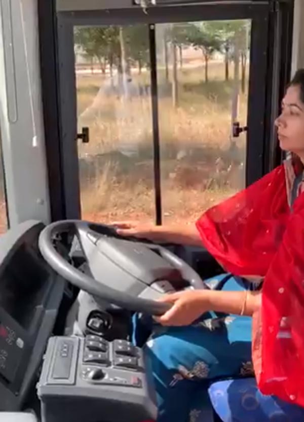 बेंगलुरु: महिला आईएएस अधिकारी ने दौड़ाई वॉल्वो बस, देखें वायरल वीडियो बेंगलुरु: महिला आईएएस अधिकारी ने दौड़ाई वॉल्वो बस, देखें वायरल वीडियो