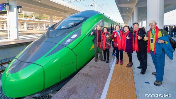 चीन ने बनाई दुनिया की पहली ड्राइवरलेस हाईस्पीड बुलेट ट्रेन, 350 किमी/घंटा है टॉप स्पीड चीन ने बनाई दुनिया की पहली ड्राइवरलेस हाईस्पीड बुलेट ट्रेन, 350 किमी/घंटा है टॉप स्पीड