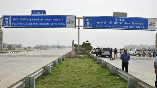 एनसीसी ट्रेनिंग एयरक्राफ्ट ने की एक्सप्रेसवे पर एमरजेंसी लैंडिंग देखें तस्वीरें