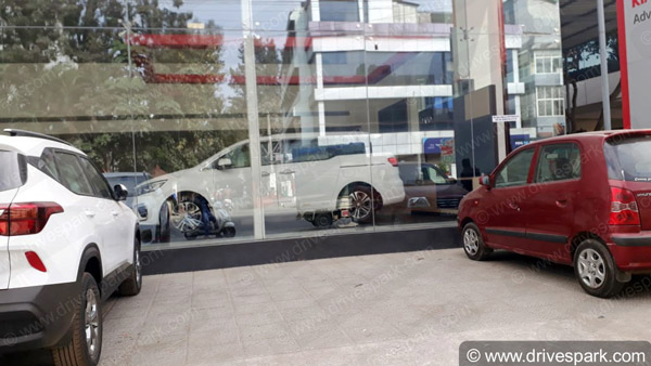 किया कार्निवल लॉन्च के पहले ही पहुंची डीलरशिप पर, देखें तस्वीरें