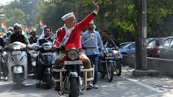 मनीष सिसोदिया का कटा चालान, बिना हेलमेट चला रहे थे बाइक मनीष सिसोदिया का कटा चालान, बिना हेलमेट चला रहे थे बाइक