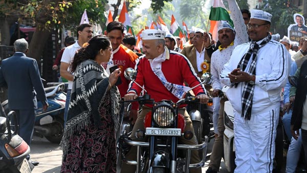 मनीष सिसोदिया का कटा चालान, बिना हेलमेट चला रहे थे बाइक मनीष सिसोदिया का कटा चालान, बिना हेलमेट चला रहे थे बाइक