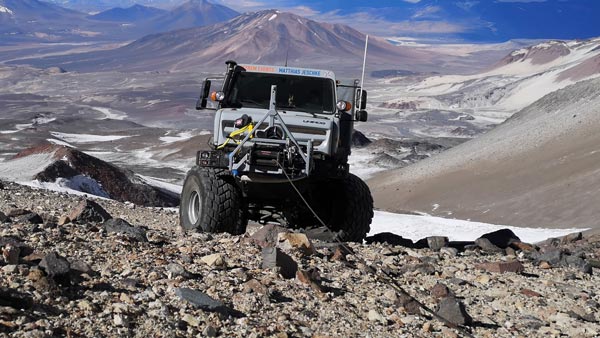 मर्सिडीज-बेंज युनिमॉग ने की सबसे ज्यादा ऊंचाई तक चढ़ाई, बनाया विश्व रिकॉर्ड