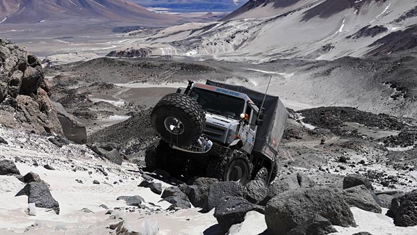 मर्सिडीज-बेंज युनिमॉग ने की सबसे ज्यादा ऊंचाई तक चढ़ाई, बनाया विश्व रिकॉर्ड