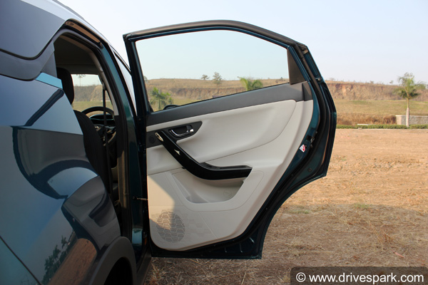 टाटा नेक्सन ईवी रिव्यू (फर्स्ट ड्राइव): हैंडलिंग, परफॉर्मेंस, ड्राइविंग अनुभव, रेंज, फीचर्स व अन्य जानकारी