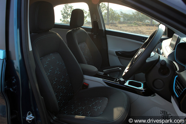 टाटा नेक्सन ईवी रिव्यू (फर्स्ट ड्राइव): हैंडलिंग, परफॉर्मेंस, ड्राइविंग अनुभव, रेंज, फीचर्स व अन्य जानकारी