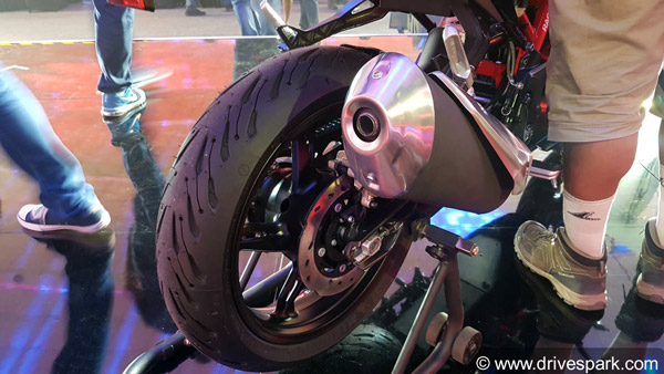 नई टीवीएस अपाचे आरआर 310 बीएस6 लॉन्च कीमत 2.40 लाख रुपये फीचर्स इंजन अपडेट जानकारी