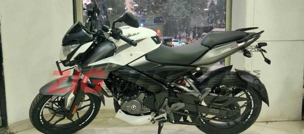 बीएस6 बजाज पल्सर एनएस200 शोरूम पर दिखी, जल्द हो सकती है लॉन्च