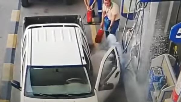 पेट्रोल भरवाते हुए कभी न खोले कार का दरवाजा, वरना हो सकता है ऐसा