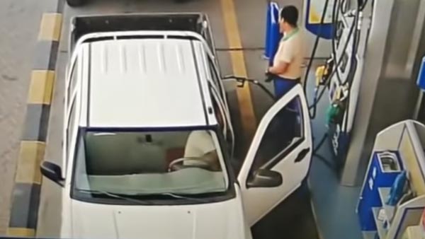पेट्रोल भरवाते हुए कभी न खोले कार का दरवाजा, वरना हो सकता है ऐसा