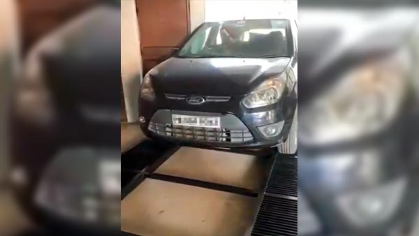 आनंद महिंद्रा ने ट्वीट किया कार पार्किंग का वायरल वीडियो, लोग कर रहे हैं इस जुगाड़ की तारीफ