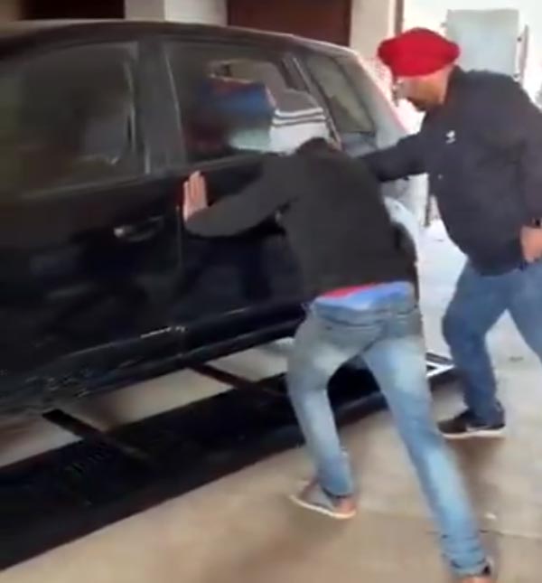 आनंद महिंद्रा ने ट्वीट किया कार पार्किंग का वायरल वीडियो, लोग कर रहे हैं इस जुगाड़ की तारीफ