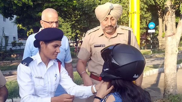 बाम्बे हाईकोर्ट के निर्देश, दो हेलमेट दिए जाएं वर्ना वाहनों का रजिस्ट्रेशन करेंगे बंद