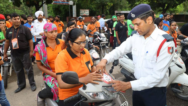 बाम्बे हाईकोर्ट के निर्देश, दो हेलमेट दिए जाएं वर्ना वाहनों का रजिस्ट्रेशन करेंगे बंद