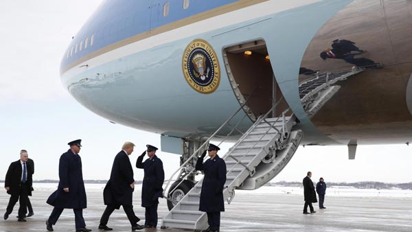 एयर फोर्स वन: जानें इस उड़ते हुए व्हाइट हाउस के बारे में, जिससे भारत आ रहे हैं राष्ट्रपति डोनाल्ड ट्रंप
