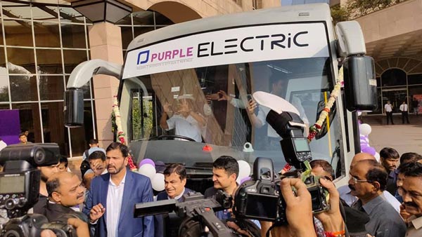 नितिन गडकरी भारत की पहली इंटरसिटी इलेक्ट्रिक बस शुरु मुंबई से पुणे