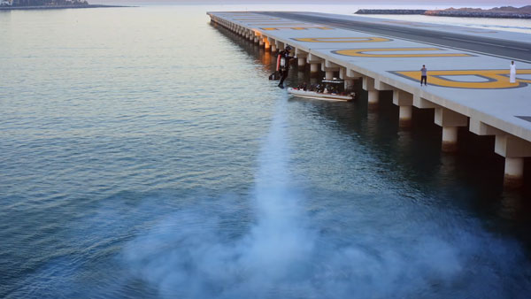 6000 फीट की ऊंचाई पर उड़ान भर इस शख्स ने कर दिखाया हैरतअंगेज कारनामा, देखें वायरल वीडियो 6000 फीट की ऊंचाई पर उड़ान भर इस शख्स ने कर दिखाया हैरतअंगेज कारनामा, देखें वायरल वीडियो