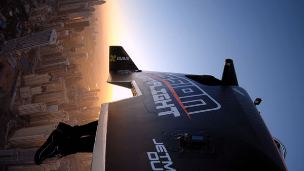 6000 फीट की ऊंचाई पर उड़ान भर इस शख्स ने कर दिखाया हैरतअंगेज कारनामा, देखें वायरल वीडियो 6000 फीट की ऊंचाई पर उड़ान भर इस शख्स ने कर दिखाया हैरतअंगेज कारनामा, देखें वायरल वीडियो